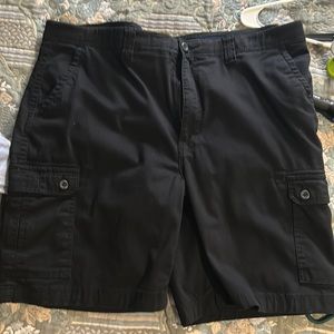 Mens cargo shorts. Black shorts n color size 44.